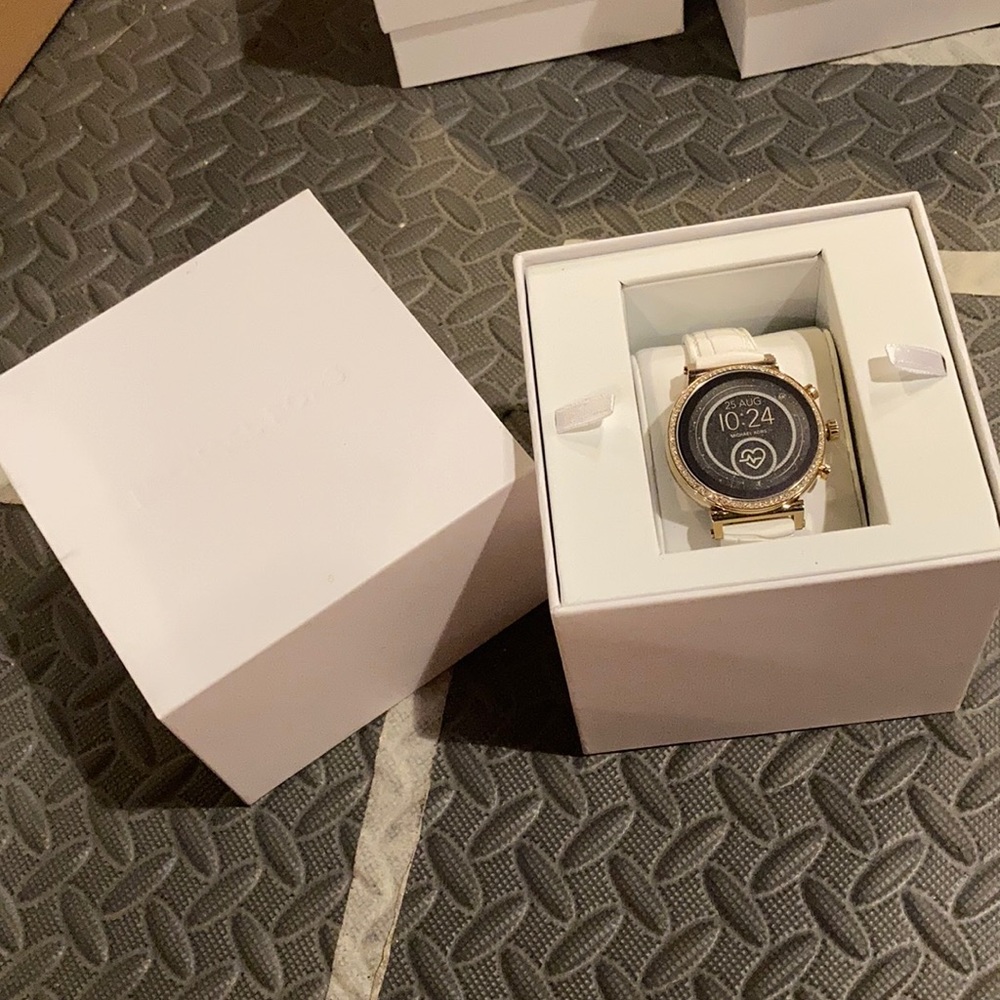 NWT Michael kors MKT5067 smart watch